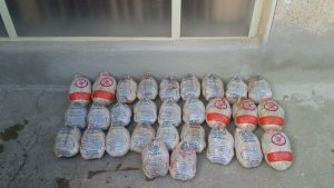 اهداء مرغ های منجمد برای نیازمندان توسط یکی از خیرین بزرگوار